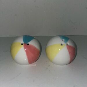 Beach balls mini salt and pepper set nwt
